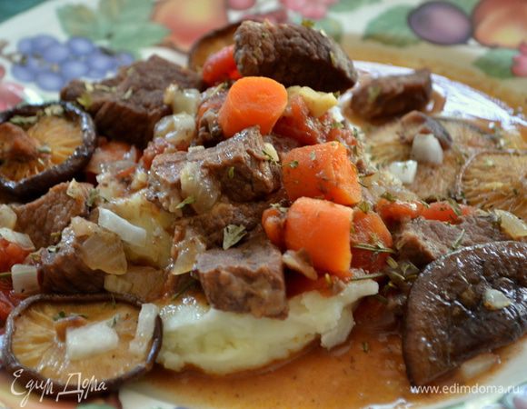 Подавать грибы с мясным рагу. Поверх можно посыпать свежей петрушкой.
Приятного аппетита!