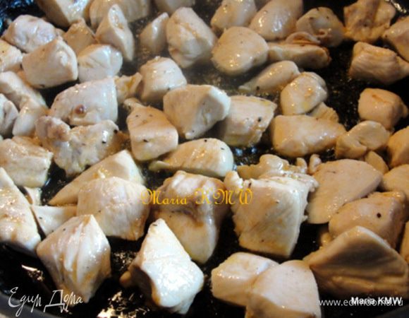 Порезать филе на кусочки,слегка обжарить в оливковом масле, посолить, поперчить. Выложить в отдельное блюдо.
