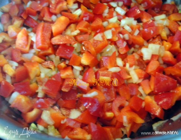 Помыть и почистить болгарский перец, луковицу, морковь.
Перцы и 1 луковицу мелко порезать, морковь натереть на терке и слегка обжарить на оливковом масле. Добавить рис, обжарить вместе 2 минуты, залить овощным бульоном. Дать массе закипеть, варить 15-20 минут на слабом огне, пока рис не впитает воду. Снять с огня. 