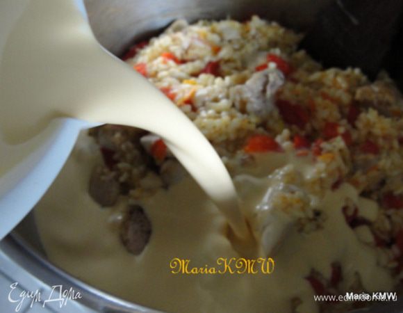 Соединить яично-сметанную смесь с ризотто. Тщательно вымешать, возможно приправить еще раз специями. (Можно добавить немного крахмала, если смесь жидковата.)