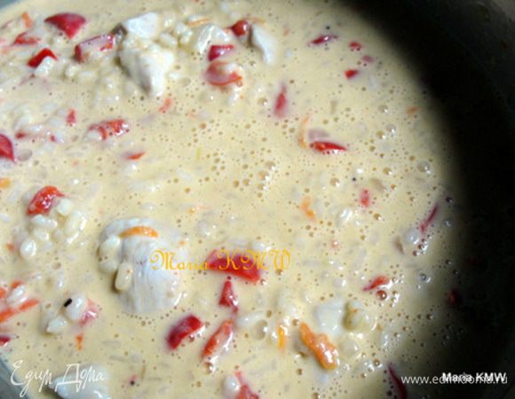 Подготовить форму для выпечки. Снаружи, на стыках внизу форму выложить фольгой, чтобы сок не вытекал, если формочка не плотно соединена.
Внутри смазать форму маслом. Выложить массу-ризотто.