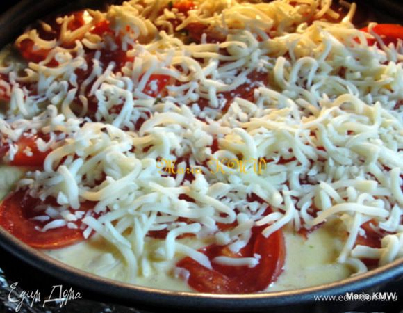 Порезать помидорки кольцами и выложить сверху торта. Присыпать рубленной петрушкой, оставшимся тертым сыром.
Выпекать 50-60 минут, в предварительно разогретой духовке при 200 градусах. 
***Важно, чтобы серединка торта пропеклась! Проверяйте края и серединку длинной шпажкой, если шпажка влажная, то пусть торт еще немного пропечется. Если торт сильно подрумянился, прикройте верх фольгой.***
