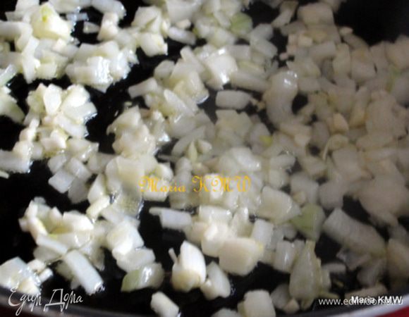 Для соуса почистим лук и 1 зубчик чеснока, обжарим на оливковом масле. 
