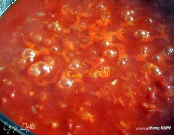 Выложим к ним томаты в собственном соку и даем немного покипеть. 