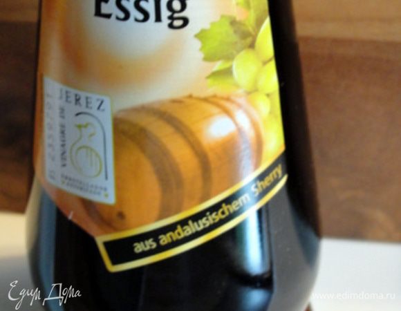 Приправляем солью, черным и красным перцем, уксусом шерри и сахаром(щепотка) по-вкусу!
Измельчаем блендером. Соус готов.