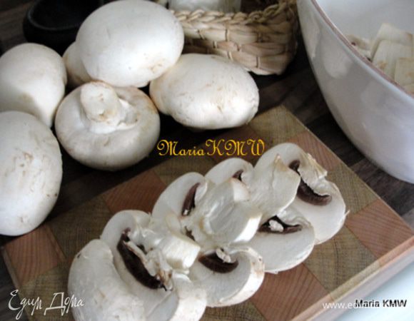 Чистим грибочки влажной салфеткой или щеткой. Нарезаем на средние по-толщине кусочки.
