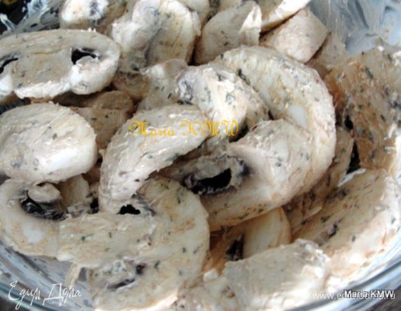 Смешиваем специи со сметаной, маслом, травами и солью.
Аккуратно перемешиваем грибы в маринаде. И оставляем на 1 час.
После нанизываем на шпажки и выкладываем на гриль... 