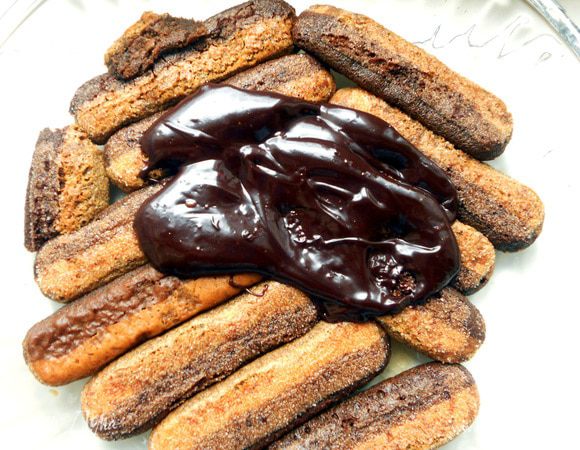 Печенье поочередно на секунду-две опускать в кофе и выкладывать на дно миски. Поверх печенья распределить мятный шоколад. 