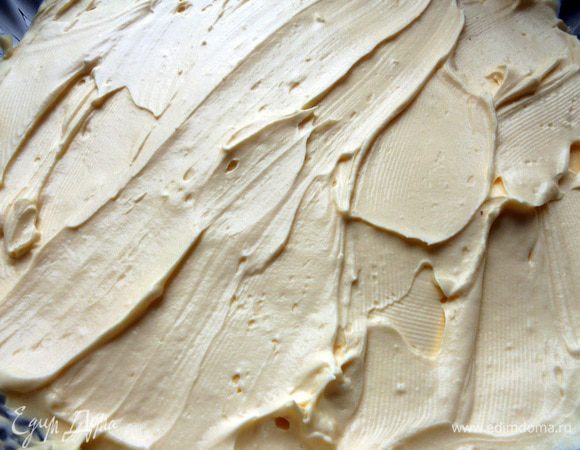 Следующий слой - маскарпоне (если позволяет форма, то можно слои повторить, у меня ее высоты хватило ровно на один). Отправить в холодильник как минимум на несколько часов, лучше - на 6 и более. Перед подачей обильно присыпать какао-порошком (просеять) и шоколадом!