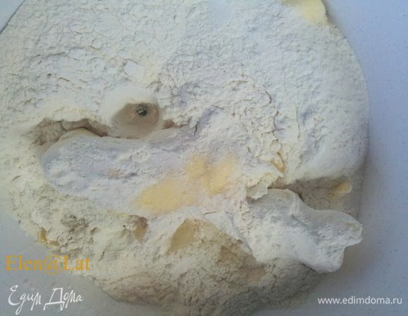 Добавить яйца, муку, разрыхлитель и замесить тесто.