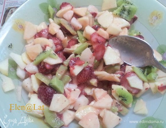 Фрукты очистить от кожуры и семян, нарезать вместе с ягодами на довольно крупные, но не толстые кусочки. Добавить сахар и крахмал.