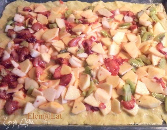 2/3 теста раскатать по форме, у меня противень. Выложить тонким слоем начинку.