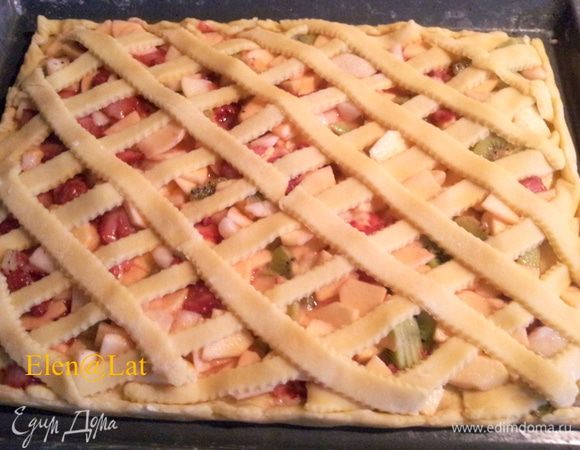 Оставшееся тесто раскатать в пласт и нарезать полосками. Выложить полоски решеткой на фрукты.