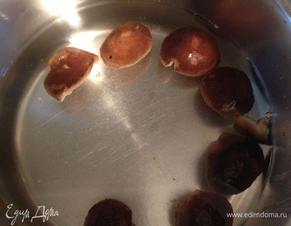 В холодную воду положить грибы шиитаке, поставить на плиту и варить 5 мин