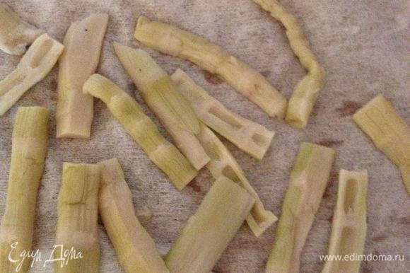 Порезать соленые ростки бамбука и положить в холодную воду, чтобы немного ушла соль. Если используете свежий имбирь, то его нужно порезать соломкой и добавить в конце варки