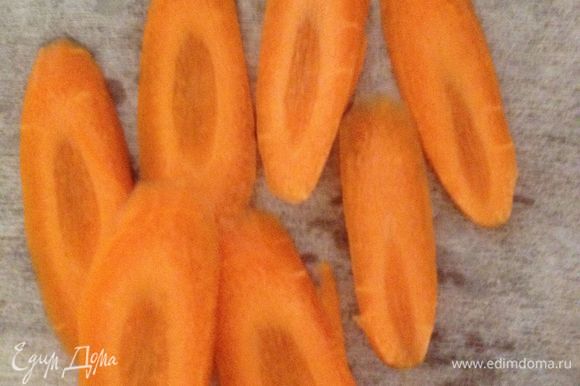 порезать морковь и добавить в бульон, дать закипеть
