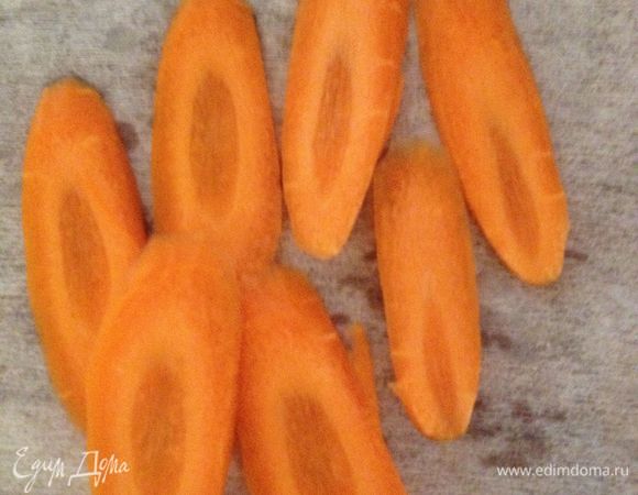 порезать морковь и добавить в бульон, дать закипеть