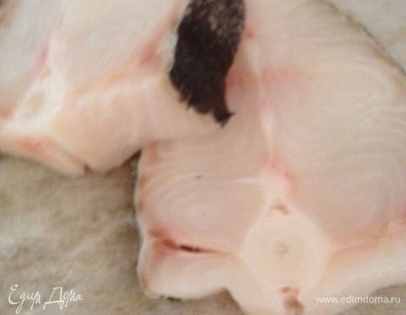 Подготовить палтус. Можно использовать замороженный, можно заранее разморозить. Если используете замороженный, то время приготовления увеличится на 3 мин. 