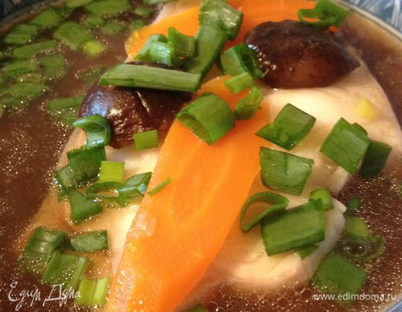 После того, как бульон с палтусом закипел, снять пенку, варить 3 мин, добавить соевый соус. Еще поварить 2-3 мин. Главное, не переварить палтус. Выключить плиту, налить водки. Дать настояться минимум 5 мин. Уже в разлитые тарелки добавить черный перец, зелень. Приятного аппетита!!!