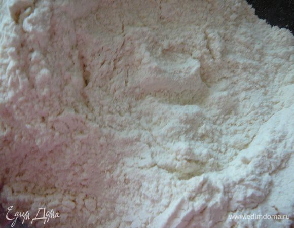 В миске смешать 1 стакан сахара, разрыхлитель и муку.