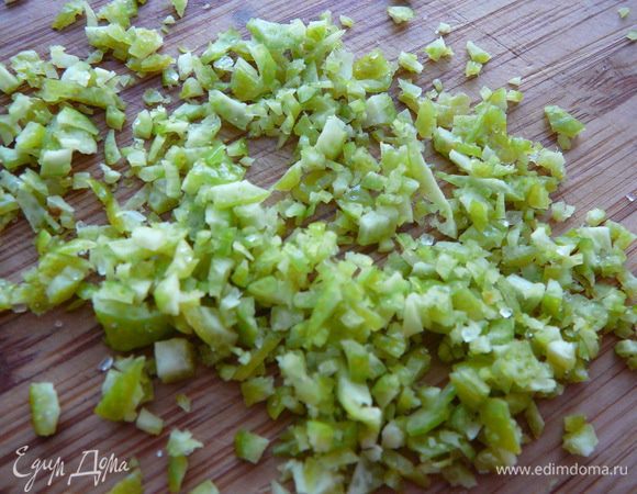 Добавить цитрусовую крошку к муке, размешать.