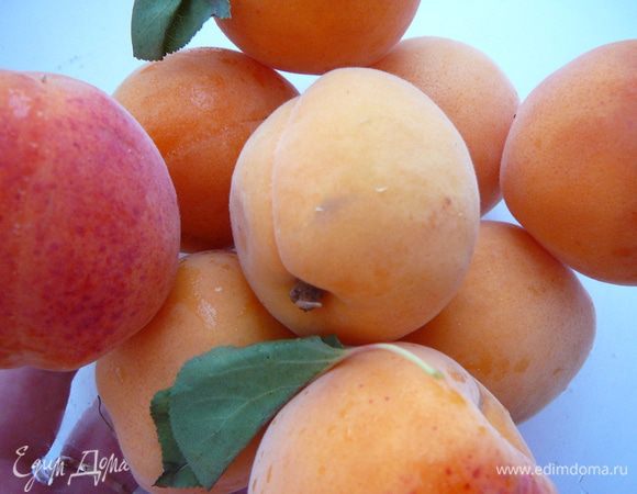 Приготовить начинку. Для этого абрикос вымыть и удалить косточку.