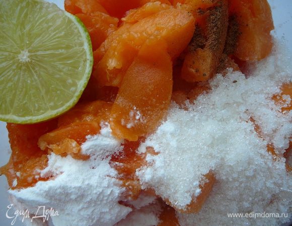 Нарезать абрикос кусочками,смешать сок лимона (лайма),оставшийся сахар (пол стакана),мускатный орех и крахмал.Мне попались абрикосы не очень сочные,потому я положила 3 ч.л. крахмала. Но как только в абрикосы добавить сок лимона и перемешать, выделилось очень много абрикосового сока:)