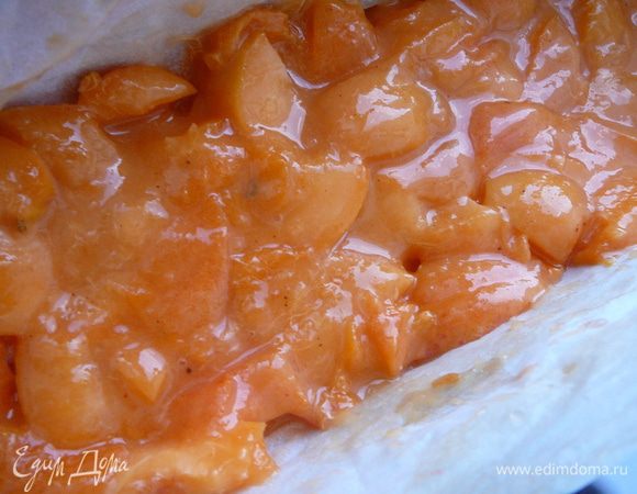 Начинку выложить на тесто используя шумовку,так как лишний сок нам не нужен.