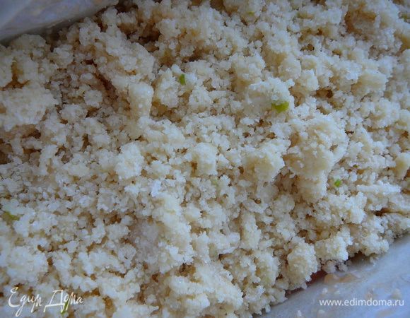 Оставшуюся половину теста раскрошить на фруктовую начинку.