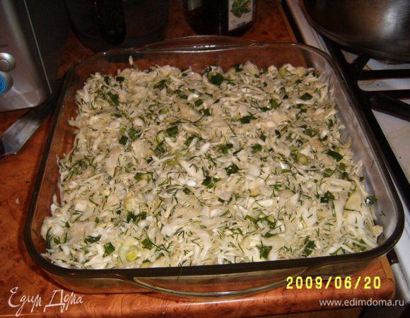 Начинка:
Кочан капусты шинковать, посолить и немного помять рукой. Добавить зеленый лук и зелень.