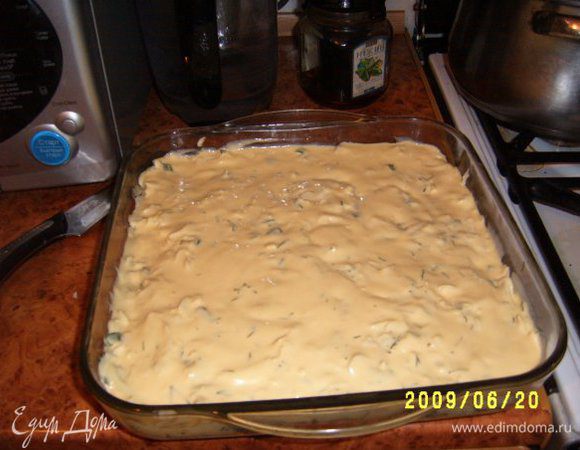 Тесто:
3 яйца взбить с солью, добавляя 250 г майонеза, потом 1 стакан муки. Тесто должно быть как кляр.
Смазать противень маслом и залить половину теста, потом положить начинку и снова тесто.