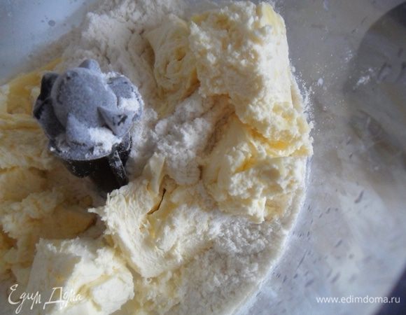 В блендере порубить в крупную крошку масло и муку (можно ножом).