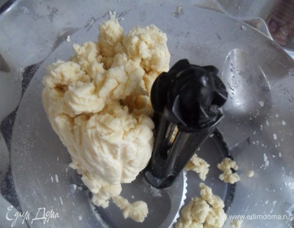 Добавить холодную воду, сахар и замесить тесто.