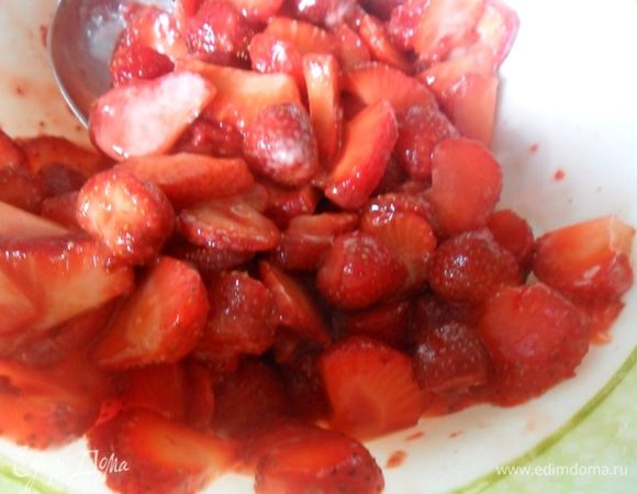 Клубнику порезать, посыпать сахарной пудрой и крахмалом,аккуратно перемешать.