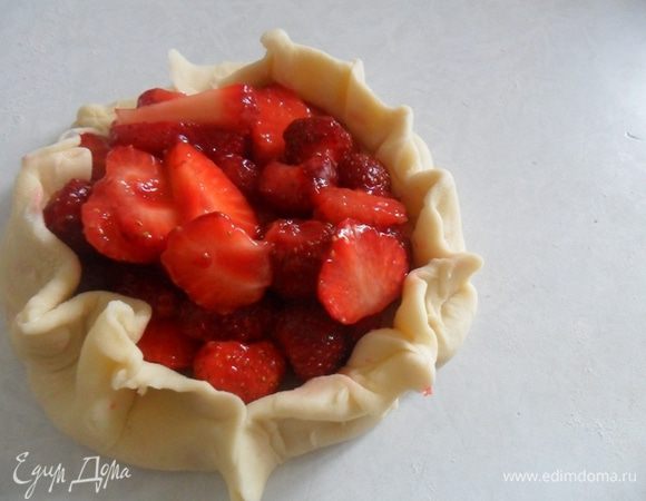 Каждую часть раскатываем в круг,чтобы края были тонкие, а середина чуть потолще. Выкладываем по 2 ст ложки начинки и заворачиваем края.