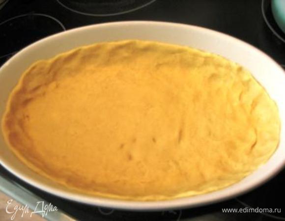 Холодное сливочное масло порубить с мукой в крошку. Добавить 5 ст.л. ледяной воды и быстро замесить тесто. Выстелить им форму и отправить в морозилку на 20 мин.