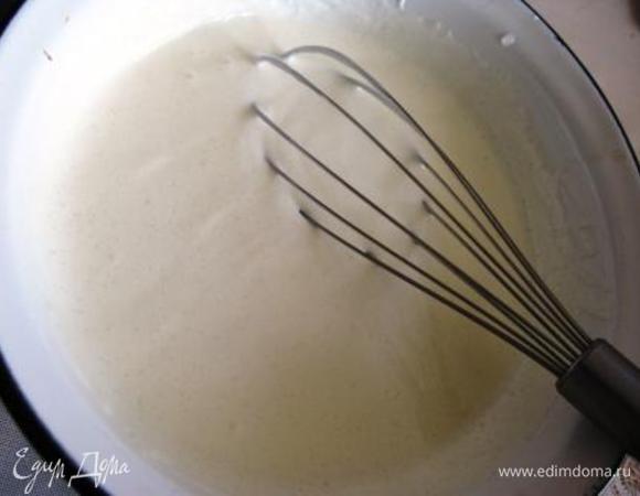 Смешать сметану с сахаром, ванильным сахаром, мукой и крахмалом.