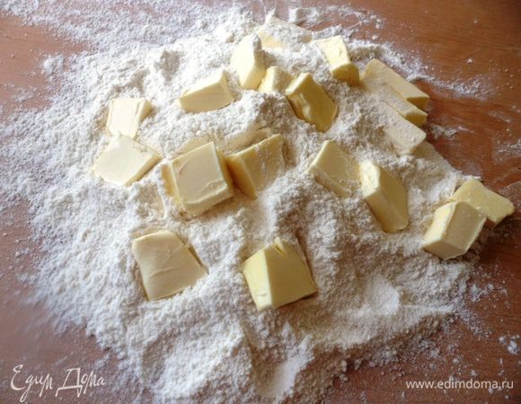 Сверху положить нарезанное кубиками сливочное масло