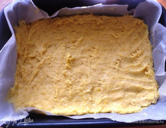 Полученную крошку выложить на противень, застеленный бумагой для выпечки. Распределить по форме одним слоем, проколоть вилкой в нескольких местах