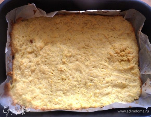 Убрать в холодильник на 20 минут. Затем нагреть духовку до 180 градусов и поставить корж выпекать на 20 минут. Вынуть из духовки и дать остыть.