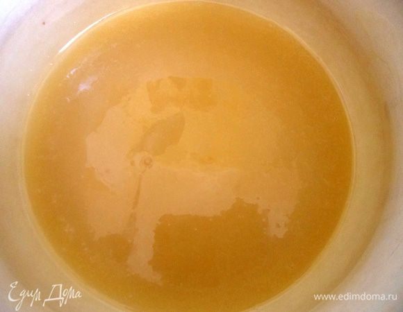 Готовим карамель: в кастрюлю с толстым дном вылить сгущенное молоко, добавить сливочное масло. Поставить варить на медленный огонь, постоянно помешивая, на 20-30 минут. Сгущенное молоко должно приобрести нежный карамельный оттенок и стать гуще.