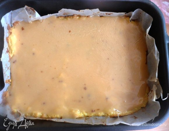 Переложить карамель на готовый корж и распределить по всей поверхности, дать остыть.