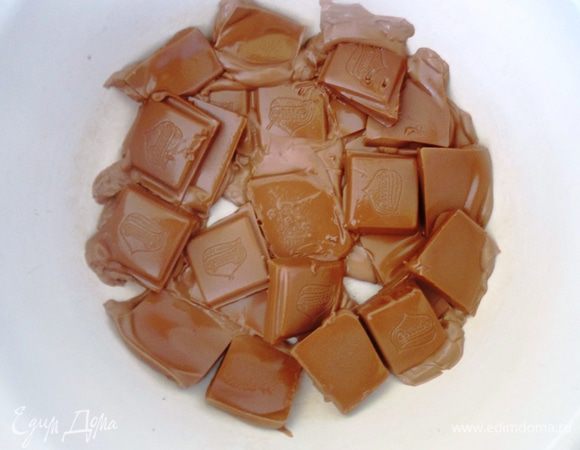 В чашку выложить шоколад, поломанный на кусочки. Поставить на водяную баню и дождаться когда шоколад начнет таять. Затем выключить огонь и оставить чашку на водяной бане до полного растопления шоколада 