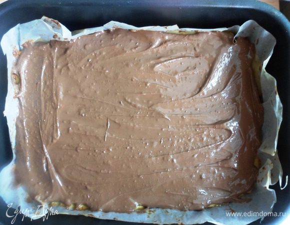 Вылить растопленный шоколад на корж с карамелью, разровнять. Убрать в холодильник на 2-3 часа.