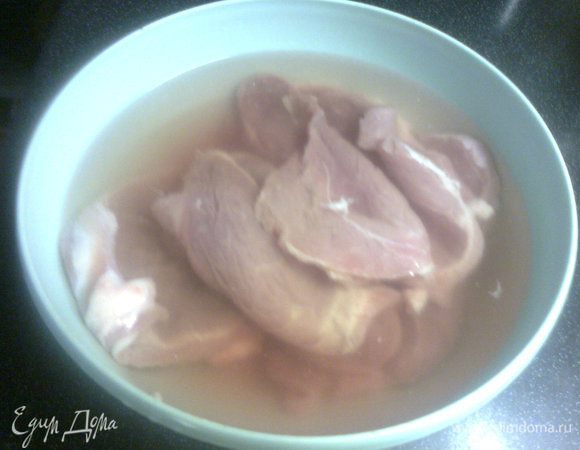 Мясо нарезать на тонкие пластинки,слегка отбить и замочить с холодной воде на 1-1,5 часа