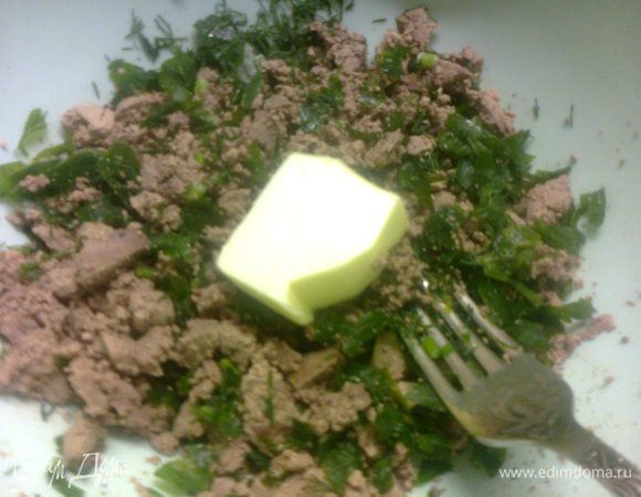 печень измельчить,добавить соль,перец,зелень,размягченное масло и тщательно перемешать