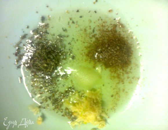 смешать подсолнечное и оливковое масло,добавить соль,измельченный чеснок,специи по-вашему усмотрению