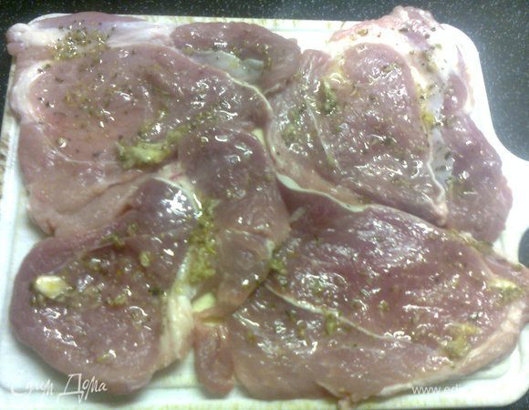 этой смесью натереть мясо(мясо достать из воды и высушить) с одной стороны и дать немного постоять