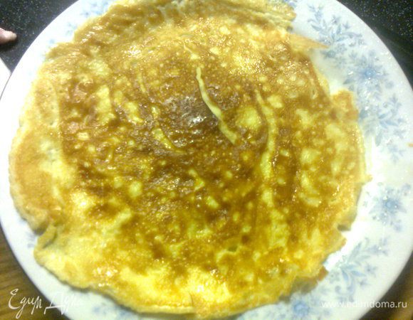 из 2 яиц и молока (сливок) пожарить 2 тонких омлета