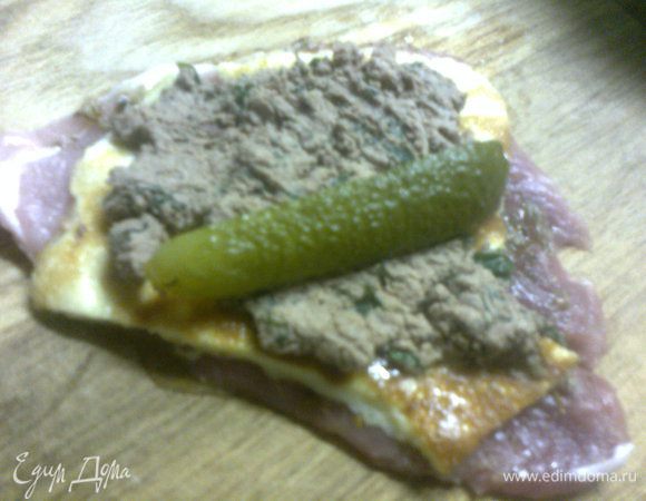 добавить печень,распределив ее по всей поверхности и положить огурец